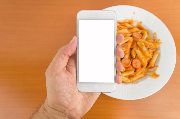 Usando smartphone na hora do almoço — Fotografia de Stock