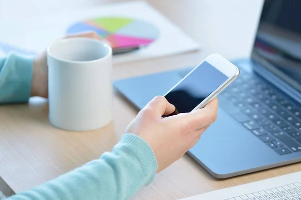 Beskuren Bild Oigenkännlig Affärskvinna Som Använder Mobiltelefon Sitt Hemkontor — Stockfoto