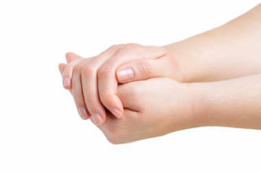 Kadın elleri beyaz arka planda izole edilmiş bir şeyi saklıyor.