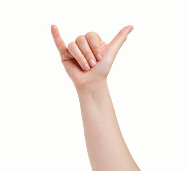 Kadın Shaka 'yı teslim edecek ya da beyaz bir arka planda işaret verecek.