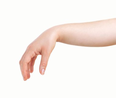 Beyaz arkaplanı olan bir objeyi fırlatma hareketi yapan bir kadının eli.