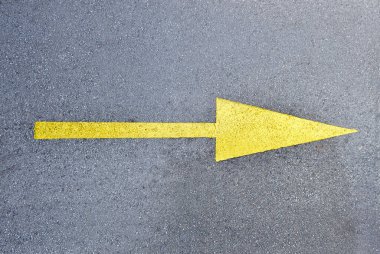 Caddedeki bir yolda sağ ok sarısı