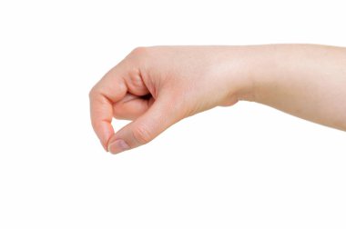 Kadın eli beyaz bir şeyin üzerinde asılı duruyor.