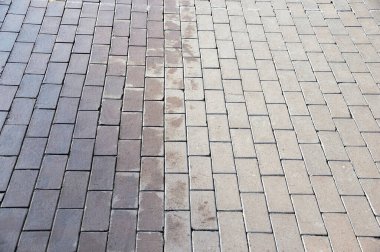 Caddenin zemininde rutubet var. Yağmurdan ıslak zemin. Kaygan zemin tehlikesi kavramından dolayı kaldırımda tehlikeli bir kaza..