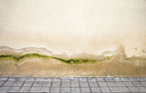Duvardaki Yağmur Suyu Sızıntısı Dış Yüzeyde Hasara Yol Açıyor — Stok fotoğraf