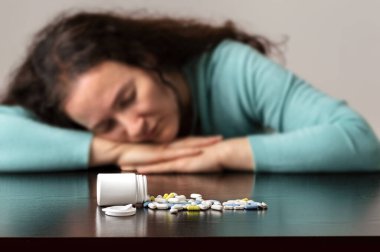 Bir sürü hapın yanında depresyondaki kadın.