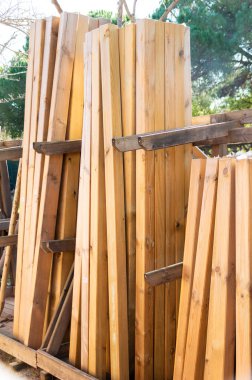 Bir atölyede kesilmiş ahşap. Arkaplan ve doku için ahşap kereste inşaat malzemesi.