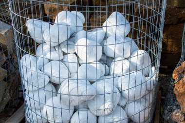 Yığılmış paletin üzerinde yeni taşların kırpılmış görüntüsü, taşınmaya ve kullanılmaya hazır..