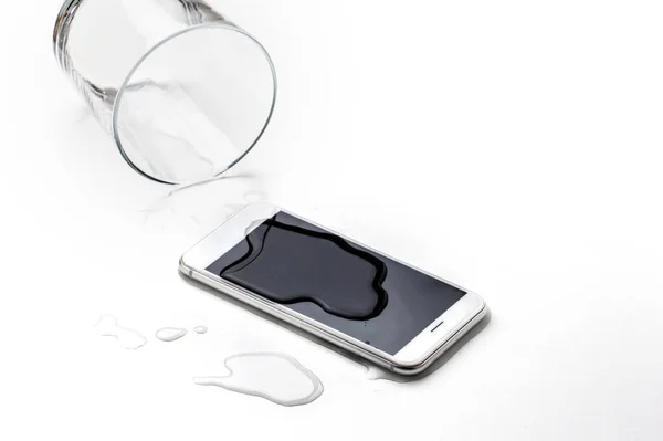 Falha Telefone Inteligente Quebrado Chão Telha Com Água Derramada — Fotografia de Stock