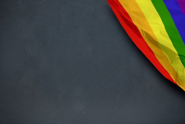 Tahta arka planda gökkuşağı gay bayrağı 
