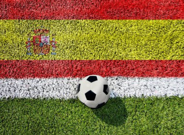 Futbol ya da futbol yeşil çimlerde, İspanyol bayrağı arkaplanında