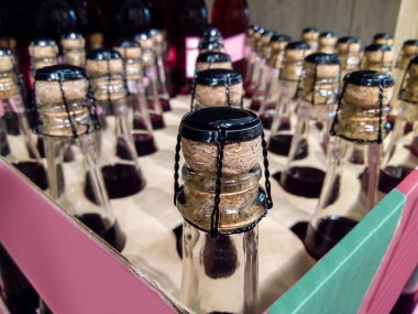 Şarap dükkanındaki farklı şarap şişelerini kapat.