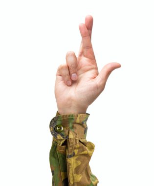 Beyaz izole bir arkaplanda el ele tutuşan bir adam.