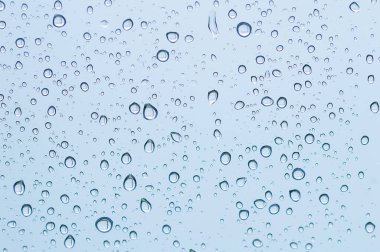 Pürüzsüz bir yüzeyde bir damla su