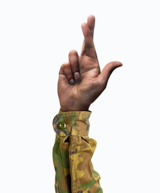 Beyaz izole bir arkaplanda el ele tutuşan bir adam.