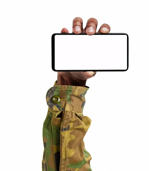 Ruka Muže Vojenském Oblečení Zobrazující Horizontální Prázdný Displej Smartphone Izolované — Stock fotografie