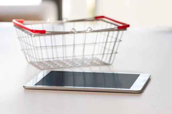 Tablet Small Shopping Cart Table Internet Shopping Concept — Stock Photo, Image