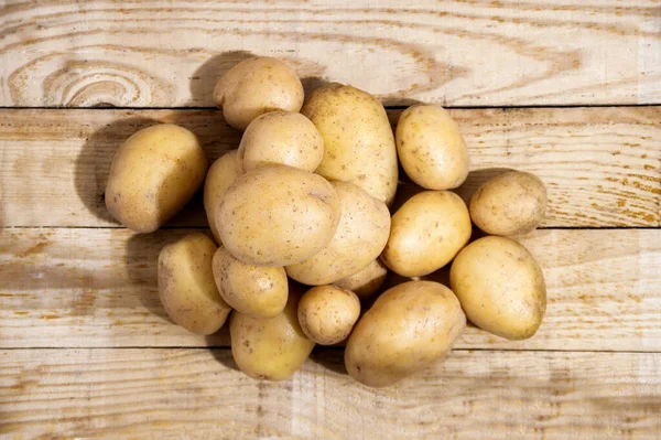 Pommes Terre Crues Fraîches Sur Fond Bois Vue Dessus — Photo