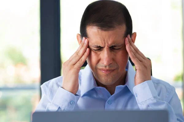 Zieke Leidinggevende Met Migraine Klaagt Pijn Wrijven Tempels Zitten Een — Stockfoto