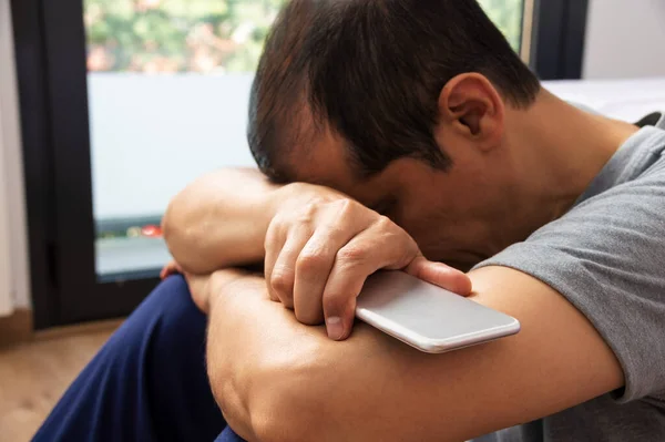 Szingli Szomorú Kezében Egy Mobiltelefon Siránkozó Lábánál Ülve Ágyában Hálószobában — Stock Fotó