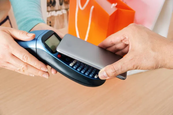 Closeup Shot Man Paying Using Nfc Technology Clothing Store — Stock Photo, Image