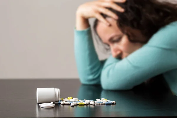 Depressieve Vrouw Naast Veel Pillen — Stockfoto
