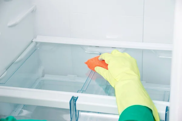 女用手在家里用扫帚清扫冰箱 — 图库照片