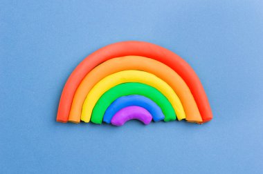 Mavi arkaplanda plastiksi gökkuşağı