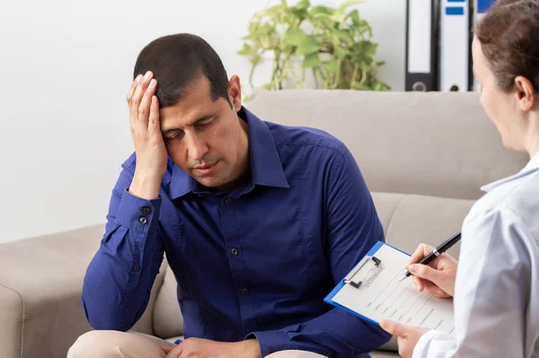 Besorgter Geschäftsmann Hält Den Kopf Den Händen Während Mit Einem — Stockfoto