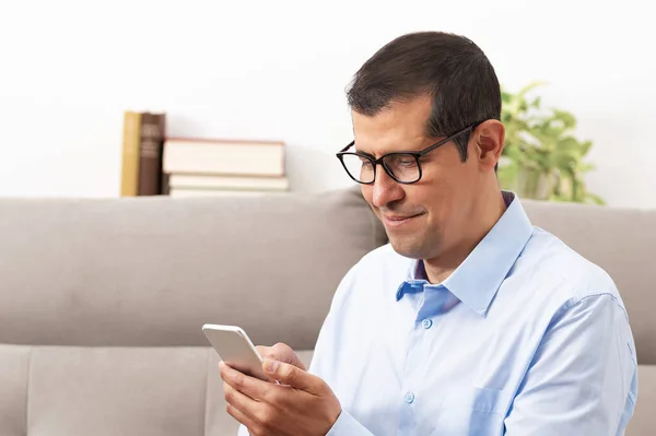 Shot Happy Mid Aged Man Using Smart Phone Home — Stock Photo, Image