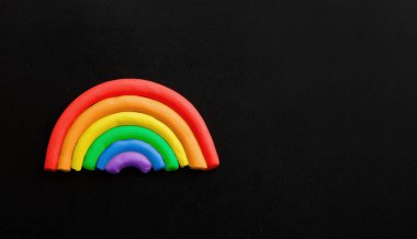 Tahtada plastik gökkuşağı ve kopyalama alanı