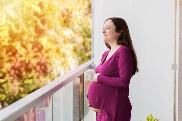 Zijaanzicht Portret Van Een Pensive Zwangere Vrouw Weg Kijken Een — Stockfoto