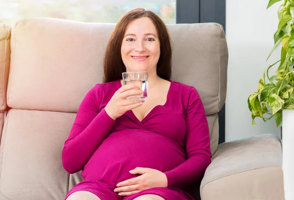 Porträt Einer Schwangeren Frau Die Hause Auf Einer Couch Sitzt — Stockfoto