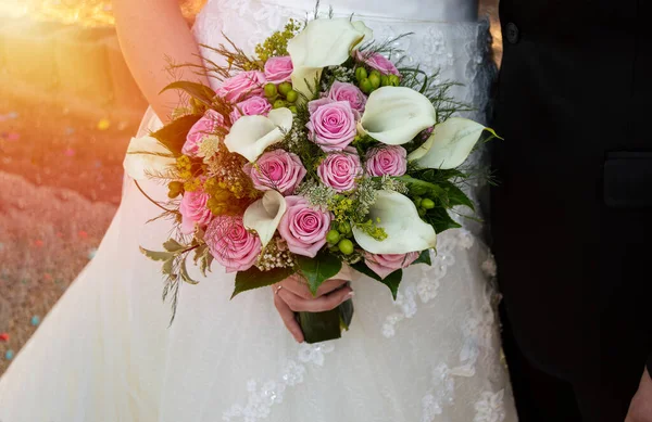 Bir Düğünde Elinde Bir Buket Çiçek Tutan Tanınmamış Bir Kadının — Stok fotoğraf