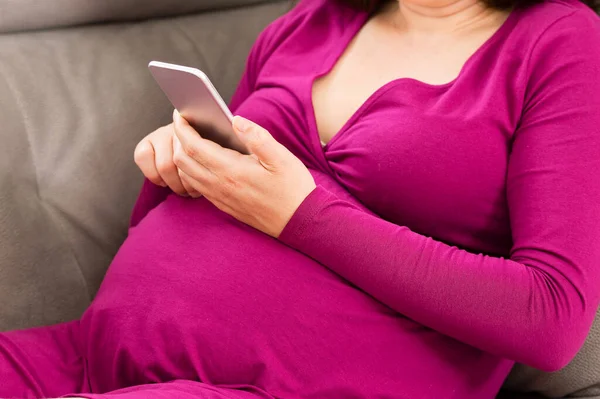 Nahaufnahme Einer Schwangeren Frau Beim Sms Schreiben Auf Ihrem Handy — Stockfoto