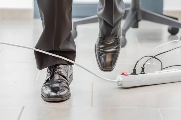 Primer Plano Las Piernas Hombre Negocios Tropezando Con Cable Eléctrico —  Fotos de Stock