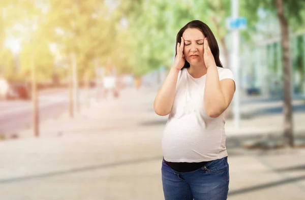 Gravid Kvinna Med Hand Pannan Lider Huvudvärk Vid Utomhus — Stockfoto