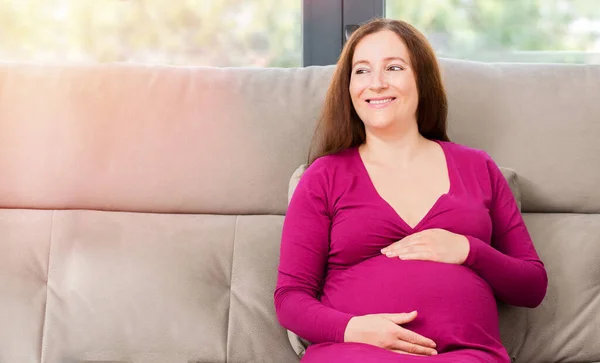 Portret Van Een Gelukkige Zwangere Vrouw Rust Thuis Kijkend Naar — Stockfoto