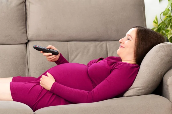 Tourné Une Femme Enceinte Regardant Contenu Télévision Dans Journée Assis — Photo