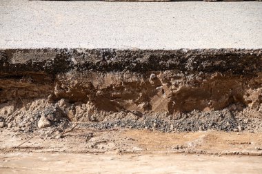 Şehirde çayır olan asfalt katman yol