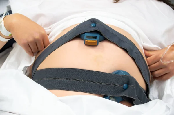 Tanımlanamayan Hamile Bir Kadının Doğum Gününde Hastane Yatağında Yatması — Stok fotoğraf
