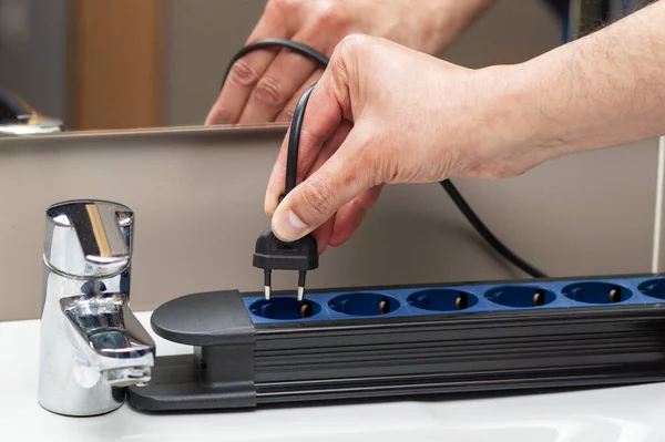 Close Van Een Man Hand Plugging Elektrische Stekker Een Een — Stockfoto