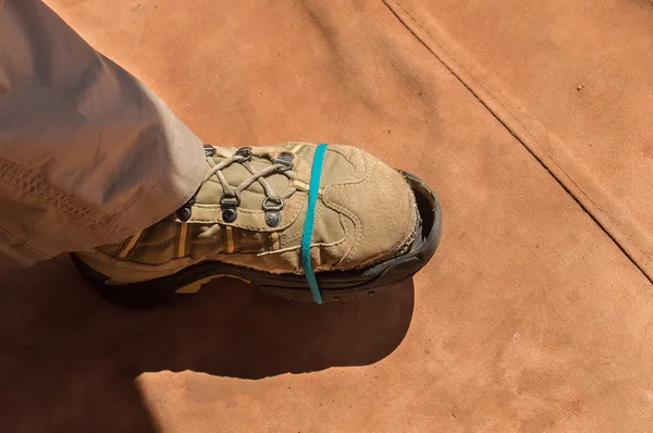 Отремонтированный трекинговый ботинок — стоковое фото