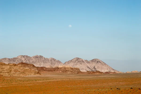 Місяць у пустелі Wadi Rum — стокове фото