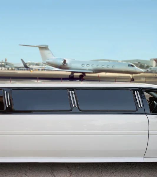 Limousine and private jet — Stock Photo, Image