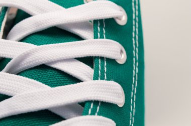 spor ayakkabıları kapatmak