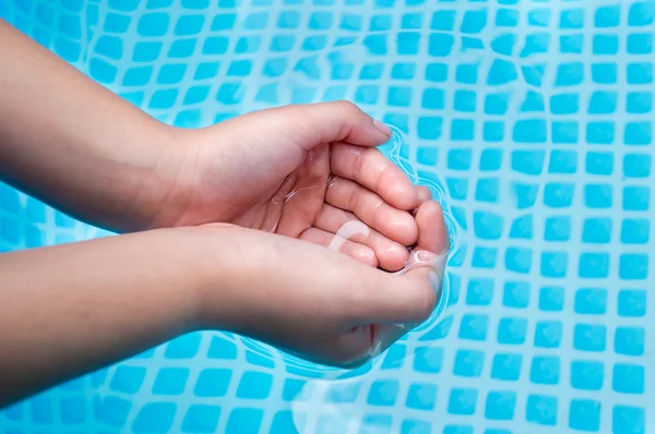 Tomando agua — Foto de Stock