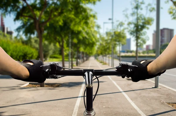 Fietsen in de stad — Stockfoto