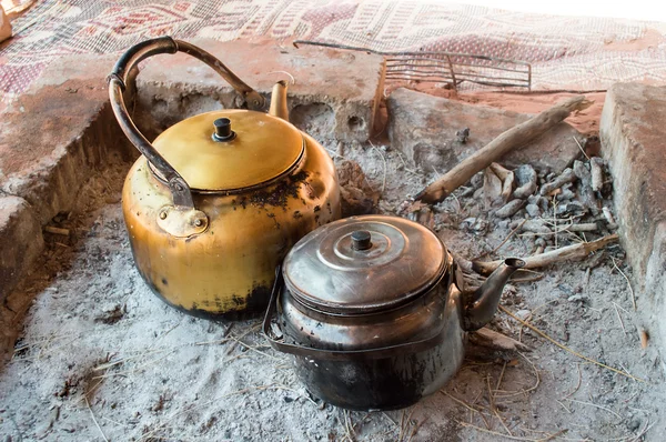 Twee verwarming van de thee boven het vuur — Stockfoto