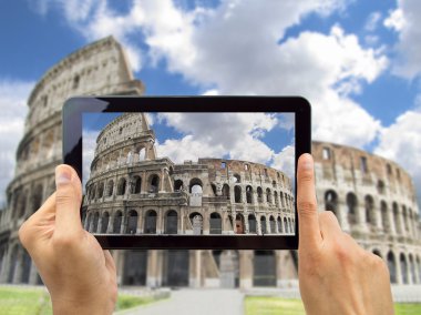 coliseo Roma'da fotoğraf çekimi